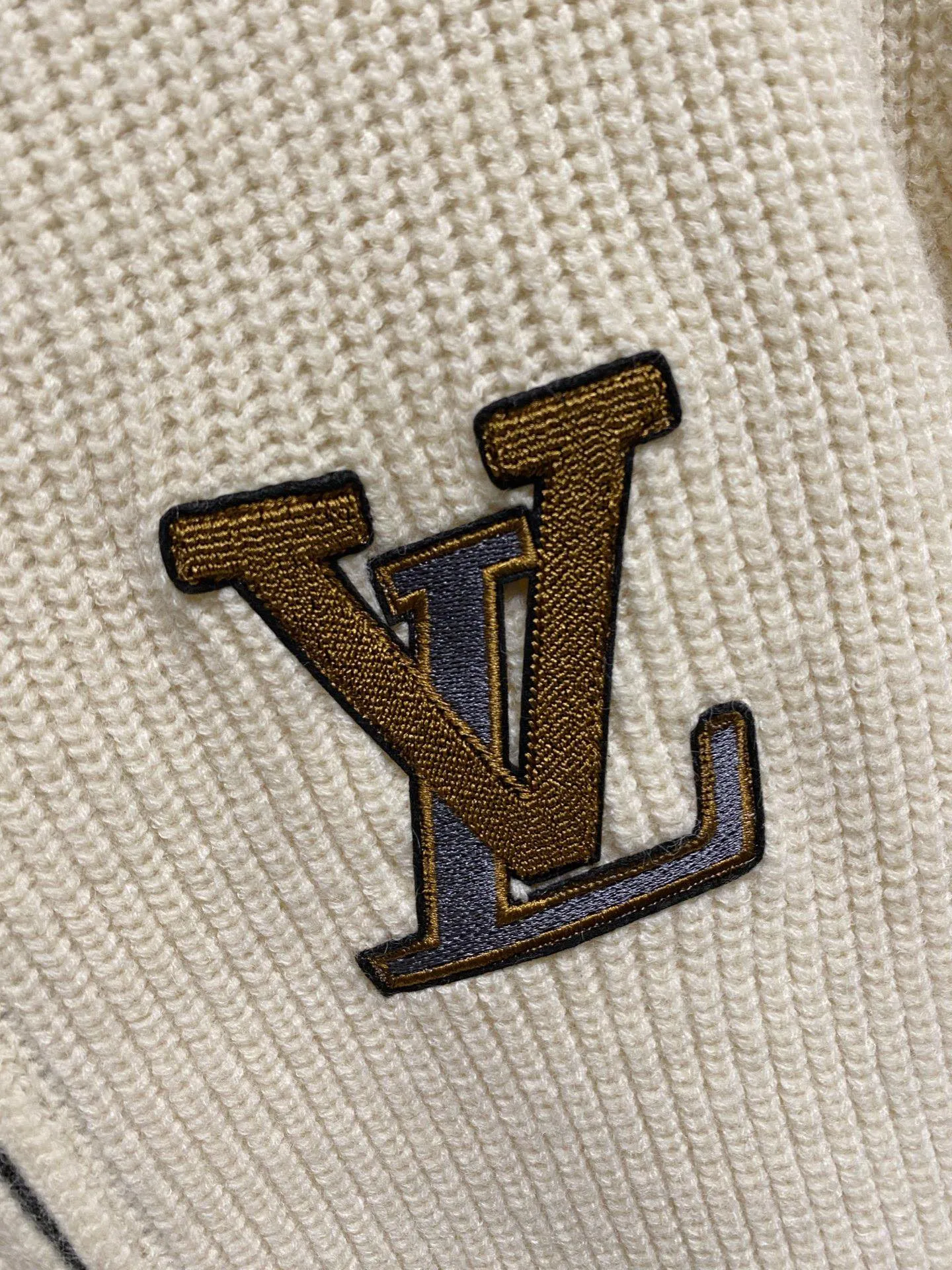 🅿️540 【LV Louis Vuitton】Autumn and winter classic cardigan sweater, in full condition! ! ! Wool blended fabric, the latest model in 2025, golden ratio! ! Slim-fitting soft gold, versatile and practical item, the combination and practicality are extremely powerful, simple and elegant, and classy! To create your own style, it is highly recommended to buy it in two colors. The standard slim fit tailoring process is suitable for both young and old men. It is knitted from wool and will not cause any discomfort! While keeping warm, it is stylish, textured and wearable, and the classic logo with contrasting colors on the chest feels in place! ! Recommended for regular customers! ! Size M-3XL (maximum wear: 190 pounds)